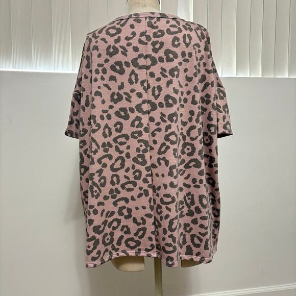 NWT HOPELY Boutique Pink Animal Print Women's Tunic Blouse Medium - Picture 3 of 5